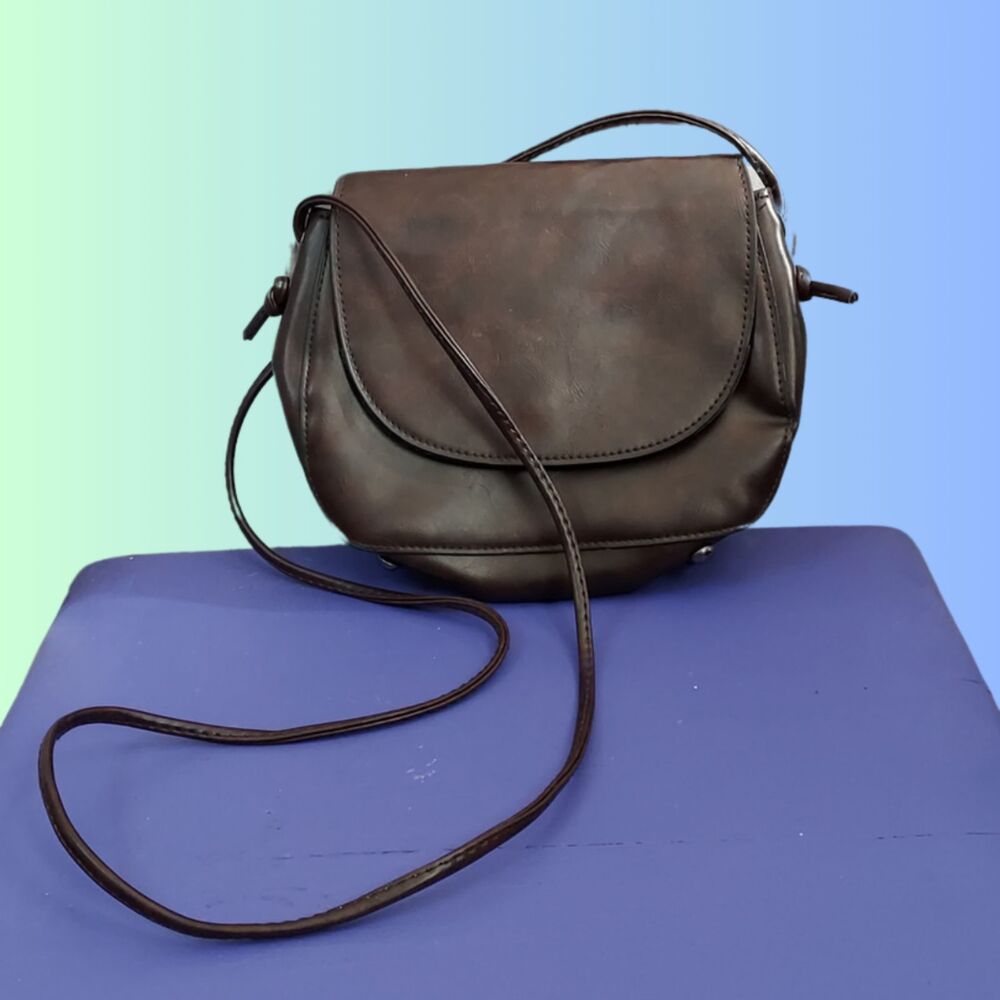 Unbranded leather cross body bag with silver hardware